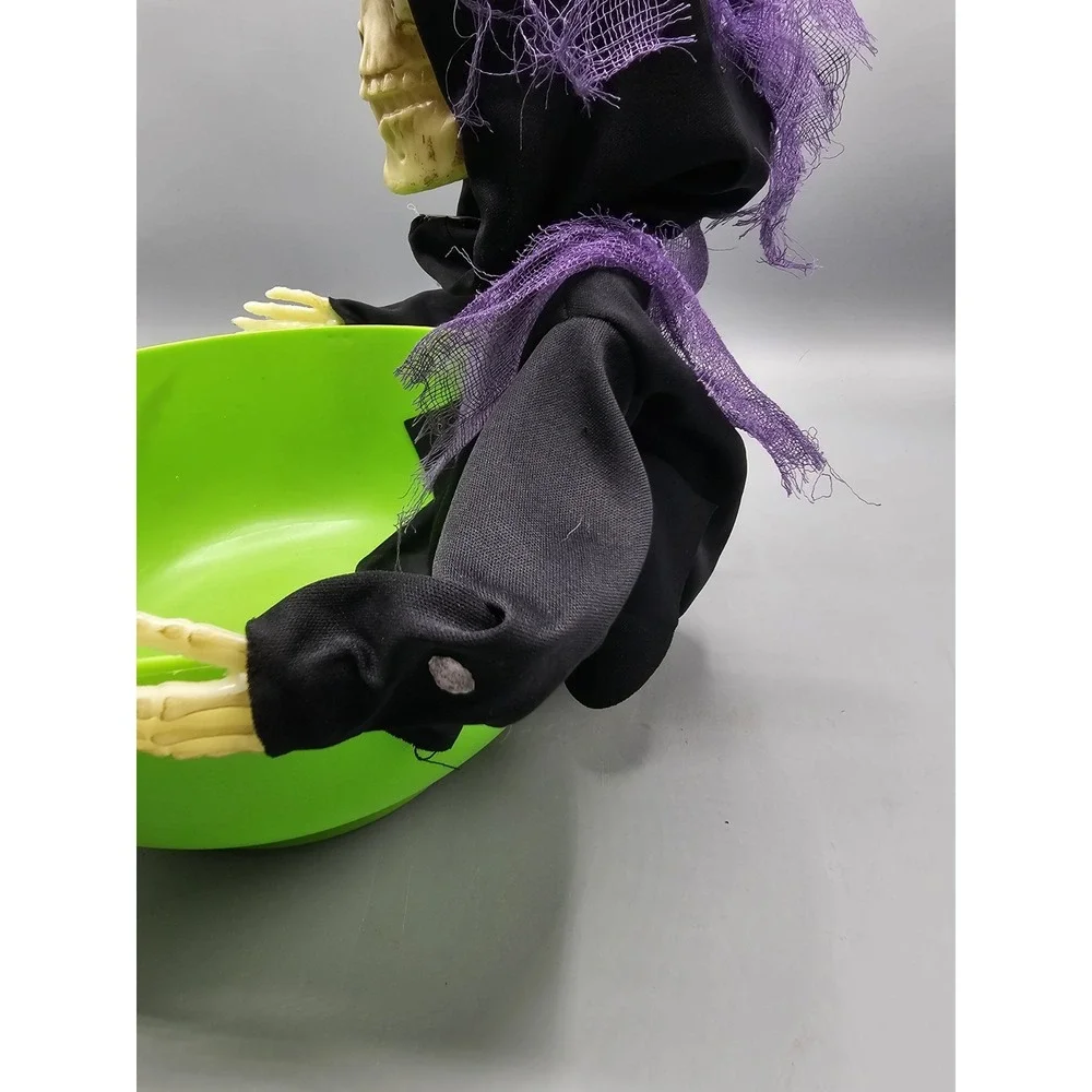 Animated Motion Activated Talking Eye Light Skeleton Trick or‎ Treat Candy Bowl